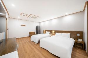 Postel nebo postele na pokoji v ubytování The 7 Business Hotel