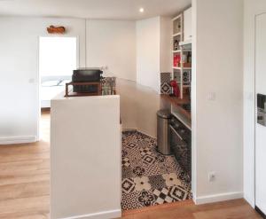 a room with a kitchen with a floor at Charmant appartement à Magny-le-Hongre, 35 m², au calme in Magny-le-Hongre +12 photos