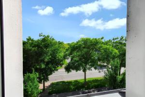 a view from a window of a park with trees at Charmant appartement à Magny-le-Hongre, 35 m², au calme in Magny-le-Hongre
