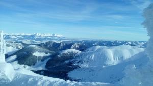 Vista generica sulle montagne o vista sulle montagne dall'interno of country house