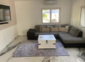 Χώρος καθιστικού στο Bas de villa composée d'un 3 pièces et d'un studio avec piscine privée