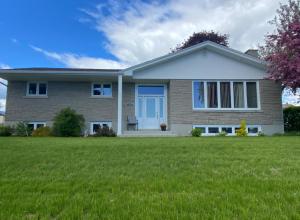 巴瑟斯特Vermaurel Sweet Lodge的绿色草坪度假屋