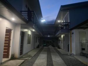 un corridoio vuoto di un edificio di notte di Restfull Transient Inn a San Narciso