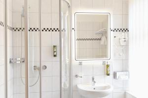Koupelna v ubytování Hotel Burgas + 32 fotografií