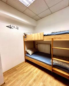 Palanda nebo palandy na pokoji v ubytování Hostel Cozzydine
