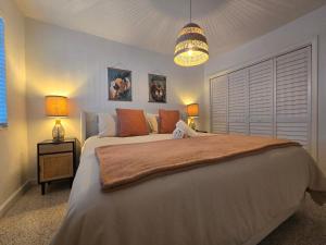 En eller flere senge i et værelse på Cozy Apartment Near Brickell + 88 billeder