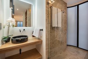 A bathroom at LIN Boutique Hotel by HOUSY HOST