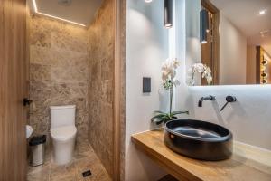 A bathroom at LIN Boutique Hotel by HOUSY HOST