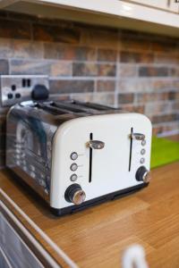 a toaster sitting on top of a kitchen counter at Modern Spacious Apartment Steps from City Centre in Norwich