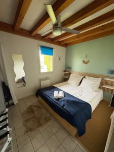 En eller flere senge i et værelse på Maison de vacances à Cazaux