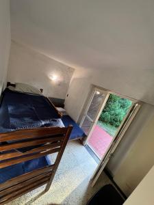 una piccola stanza con un letto e una finestra di Cero estres a Punta del Este Altre 6 foto