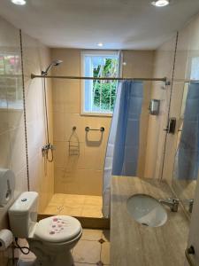 un bagno con doccia e WC di Cero estres a Punta del Este