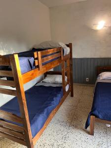 una camera con due letti a castello in una stanza di Cero estres a Punta del Este