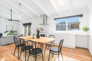Una cocina y un comedor con mesa y sillas. en Quiet & Cozy 4 Bedroom Home, en Norlane 4 fotos más