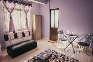 a living room with a couch and a table at El Grano De Oro Hotel in Tupiza