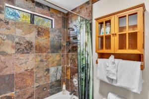 Un baño con ducha, inodoro y lavabo. en 3-Level Incline Village Retreat with Fireplace, en Incline Village 24 fotos más