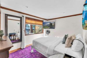 Un dormitorio con una cama grande y una ventana. en 3-Level Incline Village Retreat with Fireplace, en Incline Village