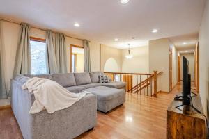 Ένα ή περισσότερα κρεβάτια σε δωμάτιο στο Serene Getaway in Plymouth, MN - 4 bedroom home +123 φωτογραφίες