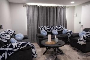 Setusvæði á Cozy Roomy family sized apartment on major bus route close to all