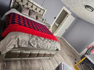 Rúm í herbergi á Cozy Roomy family sized apartment on major bus route close to all