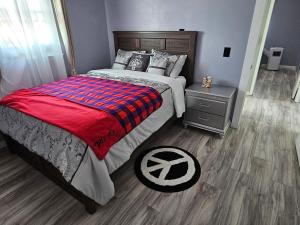 Rúm í herbergi á Cozy Roomy family sized apartment on major bus route close to all