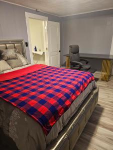 Rúm í herbergi á Cozy Roomy family sized apartment on major bus route close to all