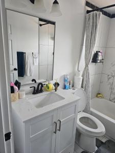 Baðherbergi á Cozy Roomy family sized apartment on major bus route close to all