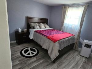 Rúm í herbergi á Cozy Roomy family sized apartment on major bus route close to all