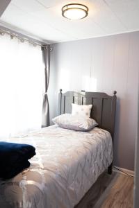 Rúm í herbergi á Cozy Roomy family sized apartment on major bus route close to all