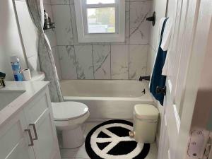 Baðherbergi á Cozy Roomy family sized apartment on major bus route close to all