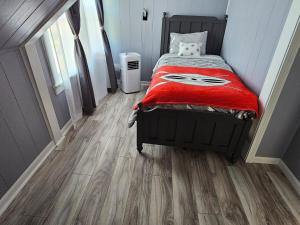 Rúm í herbergi á Cozy Roomy family sized apartment on major bus route close to all