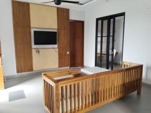 Sawitri Anandhita Luxury Villas的电视和/或娱乐中心