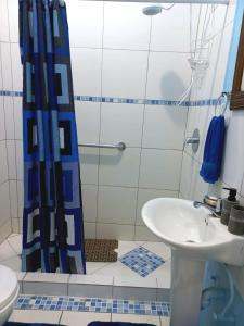 Bilik mandi di Nested View- Spacious & quiet Apt 2 Nested Point Old Westerhall +13 gambar