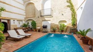 a swimming pool in the middle of a courtyard at Casa del Corregidor in Santaella