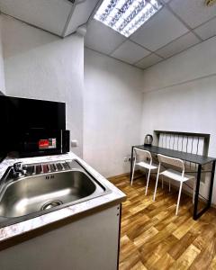 Kuchyň nebo kuchyňský kout v ubytování Hostel Cozzydine