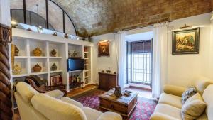 a living room with two couches and a tv at Casa del Corregidor in Santaella