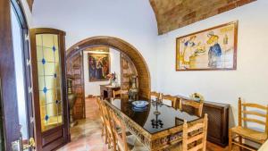 a dining room with an archway and a table at Casa del Corregidor in Santaella