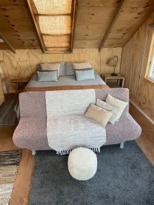 a bedroom with a bed and a couch in a room at Refugio familiar con vista al mar in Ancud