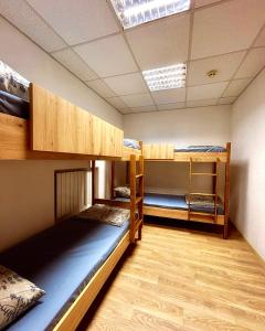 Palanda nebo palandy na pokoji v ubytování Hostel Cozzydine