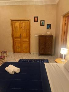 Postel nebo postele na pokoji v ubytování Riad dar lakbira