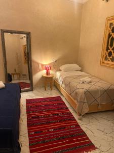 Postel nebo postele na pokoji v ubytování Riad dar lakbira