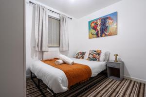 Giường trong phòng chung tại Coop Arena & Etihad - Free Parking - Pool Table