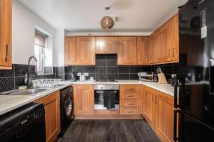 Nhà bếp/bếp nhỏ tại Coop Arena & Etihad - Free Parking - Pool Table