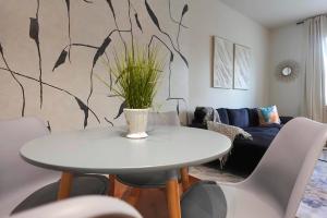 Χώρος καθιστικού στο Modern City Loft Cozy 1BR & Free Parking