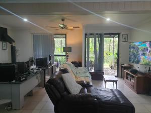 Μια τηλεόραση ή/και κέντρο ψυχαγωγίας στο Quand0ng Valley Inn The Waterfall Room