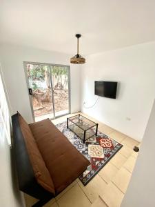 Μια τηλεόραση ή/και κέντρο ψυχαγωγίας στο Casa acogedora dentro de parcela cerca de la playa