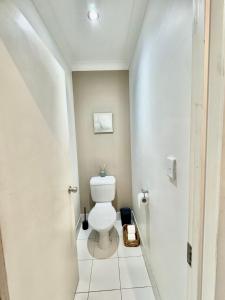 Ένα μπάνιο στο Ocean View Retreat on Eshelby +9 φωτογραφίες