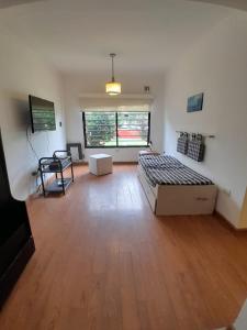 Museo Mar في مار ديل بلاتا: غرفة كبيرة بها سرير ونافذة كبيرة