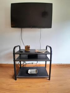 Museo Mar في مار ديل بلاتا: طاولة سوداء فوقها تلفزيون