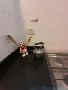 Museo Mar في مار ديل بلاتا: مطبخ مع سطح عمل مع وعاء وأواني +16 صورة